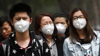 Sejumlah warga China nampak menggunakan masker untuk beraktivitas. REUTERS/Thomas Peter.