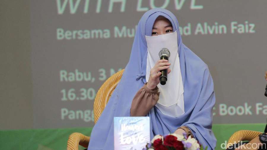 Kisah Larissa Chou Jadi Mualaf dan Dinikahi Putra Ustad 