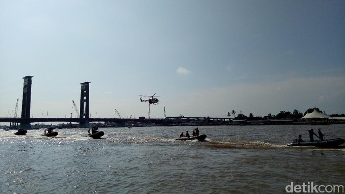 Polri, TNI, dan SAR Gelar Simulasi Penyelamatan di Jembatan Ampera