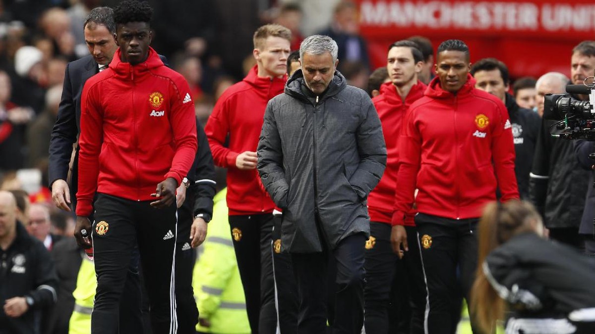 Jose Mourinho dan para pemain Manchester United (Foto: Reuters / Jason Cairnduff)