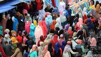 Para pedagang kembali menggunakan pedestrian yang baru saja jadi dan tidak digunakan sebagaimana mestinya.