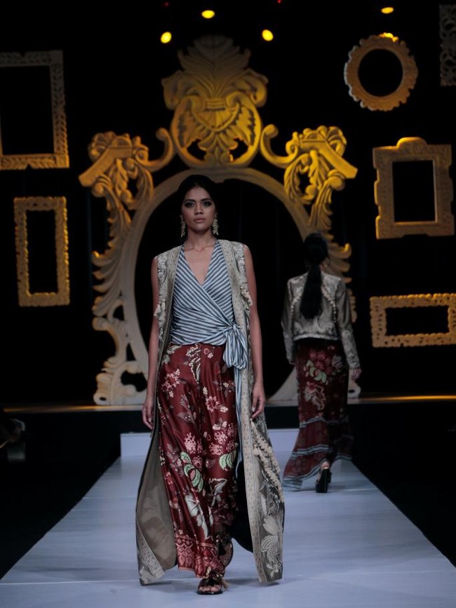 Koleksi Trunk Show Denny Wirawan dengan mengangkat tema Kelana di Ballroom Dharmawangsa Hotel. Jakarta. [dok.IMAGE DYNAMICS]