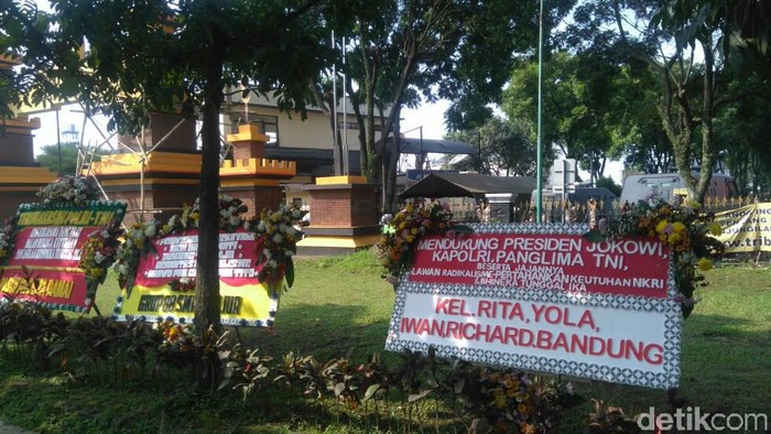 Polda Jabar Banjir Karangan Bunga, Perajin : Alhamdulillah