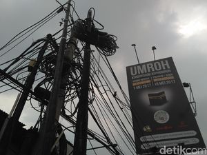 Banyak Tak Teratur, Djarot Ingin Kabel Listrik Dimasukkan ke Tanah