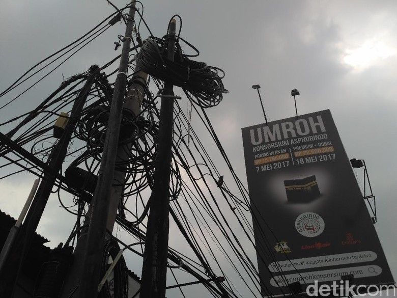 Warga Keluhkan Kabel Listrik yang Menjuntai ke Jalan Raya Warga Keluhkan Kabel Listrik yang Menjuntai ke Jalan Raya