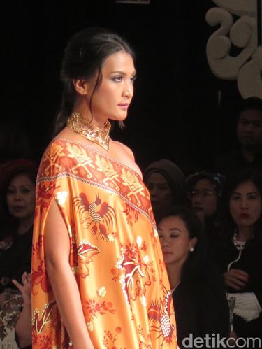 Pesona Tabrak Motif Bali di Koleksi Bergaya Boho Karya Denny Wirawan