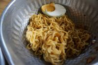Warunk Exito: Mie Instan Bertransformasi Jadi Sushi dan Sate Gulung