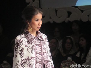 Pesona Tabrak Motif Bali di Koleksi Bergaya Boho Karya Denny Wirawan
