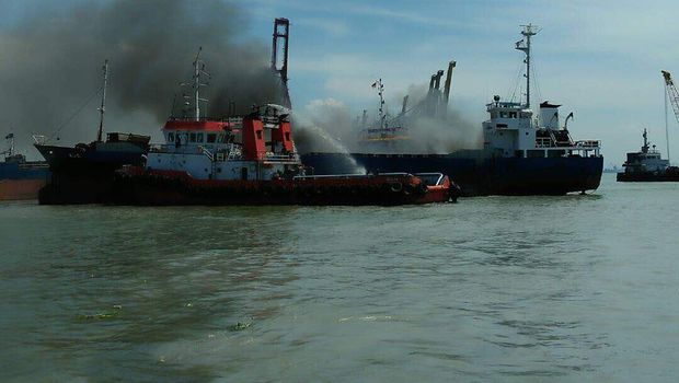 Saat KM Asia Prima dipadamkan