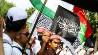 Diperjalanan, massa aksi kompak menyanyikan lagu Indonesia Raya.