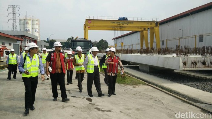 Delegasi Malaysia Sambangi Pabrik Beton LRT Adhi Karya di Sentul
