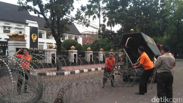Petugas membongkar kawat berduri yang menjadi barikade massa aksi 55 di depan Gedung Kemendagri