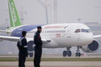 China Sukses Terbangkan Pesawat Saingan Airbus dan Boeing