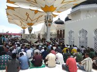 Salat Jumat Perdana di Banda Aceh dengan Payung Ala Masjid Nabawi