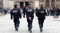 Polisi berpatroli di kawasan Notre Dame de Paris.