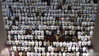 Penampakan ribuan umat muslim saat salat Jumat di Masjid Istiqlal, Jakarta, Jumat (5/5/2017).