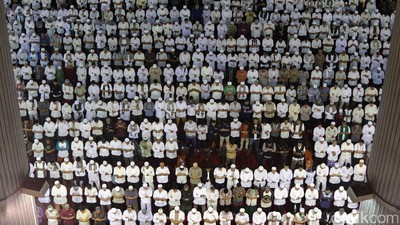 Sebelum Aksi 55, Massa Salat Jumat di Istiqlal
