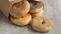 Roti dan bagel adalah jenis makanan olahan gandum yang mengandung indek glikemik tinggi. Nah, konsumsi makanan dengan indeks glikemik tinggi juga diketahui dapat memicu kenaikan kolesterol dalam darah. (Foto: thinkstock)