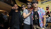 Mereka meluncurkan single sendiri bertajuk Foto.