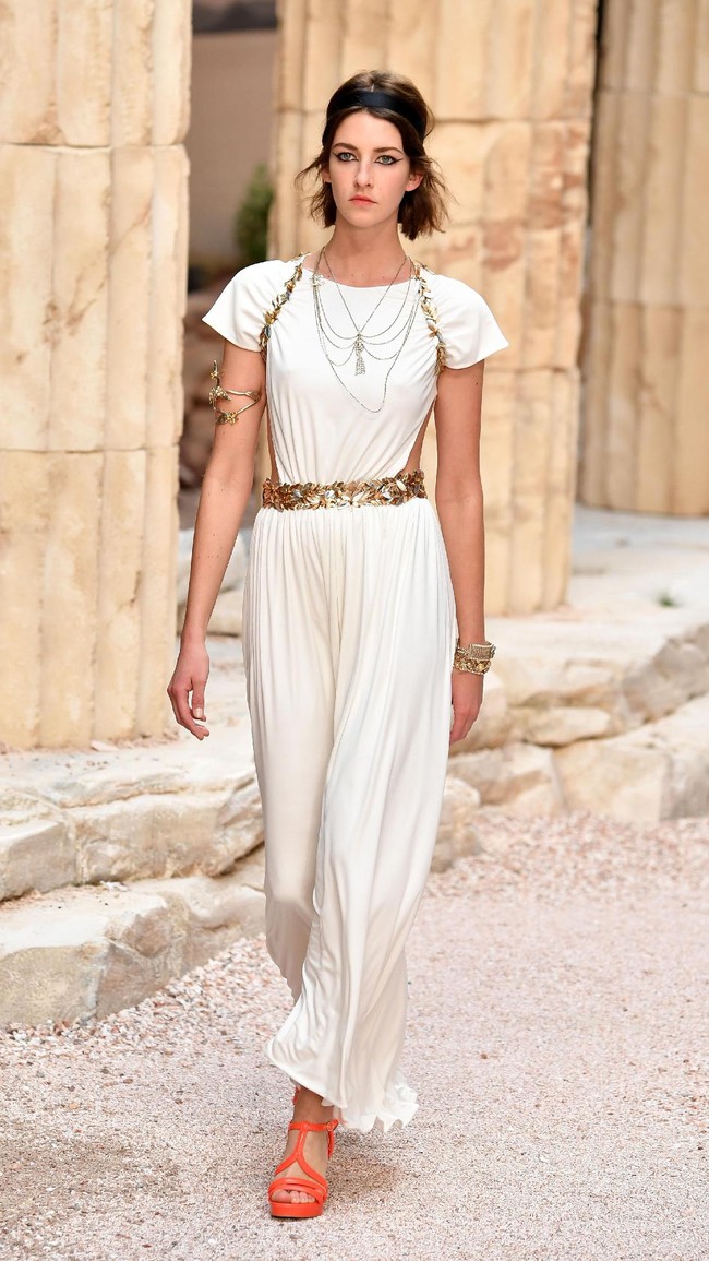 Model walks the runway during Chanel Cruise 2017/2018 Collection at Grand Palais on May 3, 2017 in Paris, France.  (Photo by Pascal Le Segretain/Getty Images)