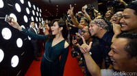 Raisa pun tampak berselfie dengan rekan fotografer.