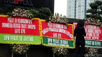 Gedung KPK juga banjir karangan bunga dukungan. Salah satunya adalah Karangan bunga yang dikirimkan oleh Pembela Kesatuan Tanah Air Indonesia Bersatu (Pekat IB).