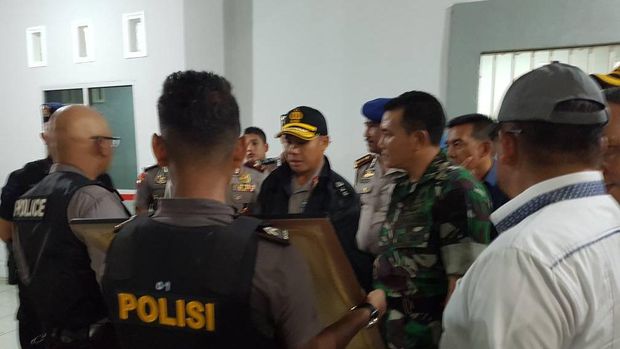 Kapolda Riau Irjen Zulkarnain beserta Sejumlah Personel TNI 