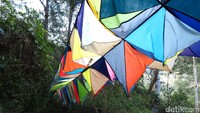 Instalasi seni ini juga bisa warna-warni seperti Corridor of Tents karya Georgina Humphries (Fitraya/detikTravel)
