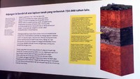 Di dalam Anjungan Kabuh, terdapat informasi lengkap mengenai lapisan tanah ini. Contoh dan karakteristik lapisan tanah Kabuh bahkan ditempelkan di dinding anjungan (Wahyu/detikTravel)