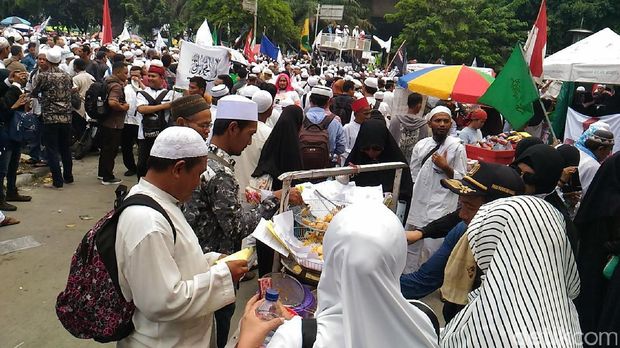 Berkah Aksi 55, Dagangan Gorengan dan Minuman Ludes Terjual