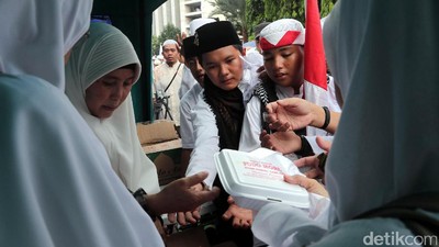Dapur Umum ini Sediakan Makanan Gratis untuk Peserta Aksi 55