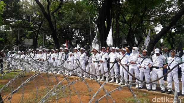 Massa aksi 55 saat berorasi di depan Gedung Kemendagri