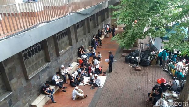 Massa aksi 55 di halaman Masjid Istiqlal. 