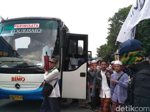  Massa aksi 55 datang ke Masjid Istiqlal menggunakan bus asal daerah, Jumat (5/5/2017)
