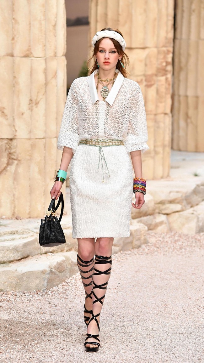Model walks the runway during Chanel Cruise 2017/2018 Collection at Grand Palais on May 3, 2017 in Paris, France.  (Photo by Pascal Le Segretain/Getty Images)