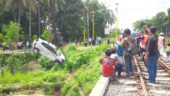Brak... Agya Terpental Setelah Ditabrak Kereta Mutiara Timur