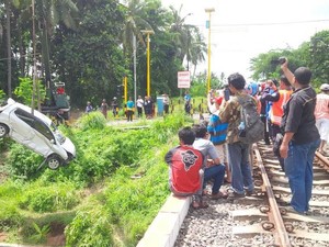 Brak... Agya Terpental Setelah Ditabrak Kereta Mutiara Timur
