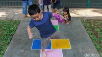 Sejumlah anak-anak nampak asyik bermain permainan tradisional engklek. Pool/Faiz Rizqi.