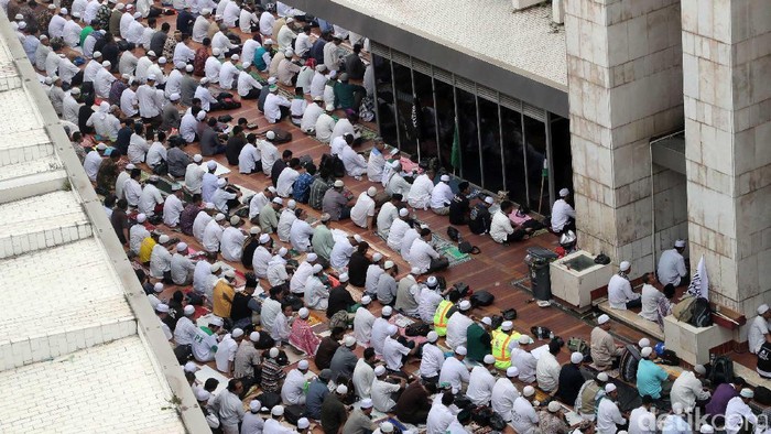 Massa Aksi GNPF 55 Sholat Jumat Berjamaah

Massa aksi GNPF 55 laksanakan ibadah Sholat jumat berjamaah di Masjid Istiqlal, Jumat (05/05/2017). Usai menjalani Shalat Jumat, Para massa GNPF rencananya akan menggeruduk Mahkamah Agung untuk mempertanyakan tuntutan sidang yang sangat ringan untuk terdakwa penodaan agama Basuki Tjahaja Purnama. Grandyos Zafna/detikcom
