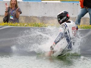 Perayaan-perayaan di Jerez: Main Boling, Nyemplung Kolam, Masuk Toilet