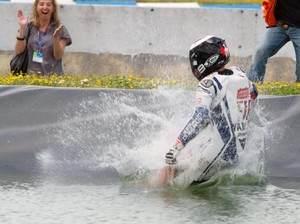 Perayaan-perayaan di Jerez: Main Boling, Nyemplung Kolam, Masuk Toilet