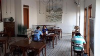 Pantjoran Tea House yang berlokasi di Glodok baru berdiri sekitar satu tahun. Tapi keberadaannya sudah jadi perbincangan karena mengusung konsep kedai teh di tengah Pecinan.