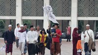 Usai salat Jumat, massa rencananya akan menggeruduk Mahkamah Agung.