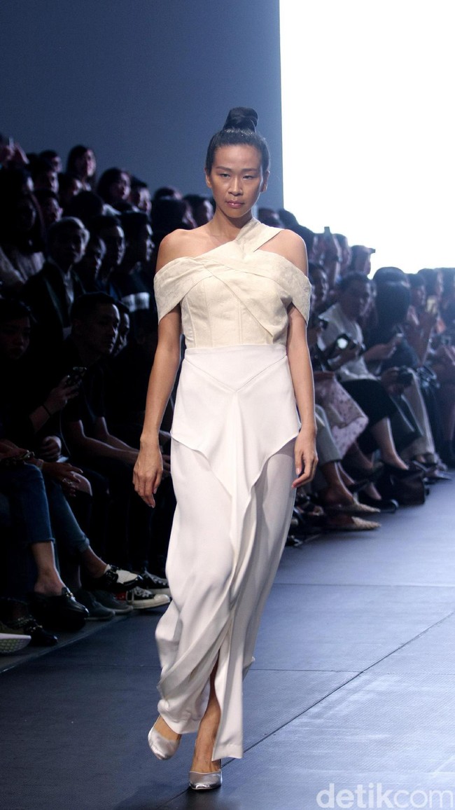 Koleksi busana terbaru Jeffry Tan di Plaza Indonesia Fashion Week 2017. Plaza Indonesia. Thamrin. Jakarta. [Foto: Mohammad Abduh/Wolipop]