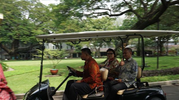 Empat pimpinan KPK menemui Presiden Jokowi.