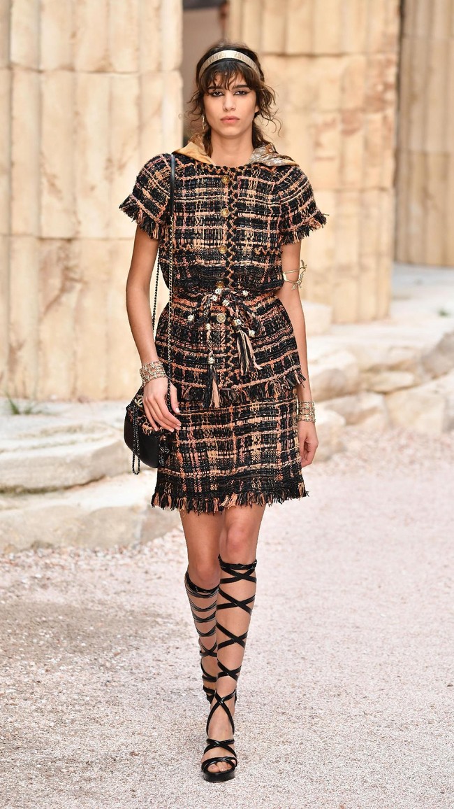 Model walks the runway during Chanel Cruise 2017/2018 Collection at Grand Palais on May 3, 2017 in Paris, France.  (Photo by Pascal Le Segretain/Getty Images)