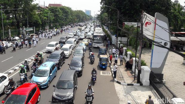 Massa Aksi 55 Menuju ke Istiqlal, Jalan Medan Merdeka Timur Padat
