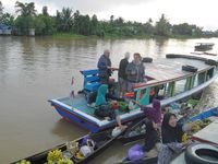 Rela Bangun Subuh Demi Wisata ke Pasar Terapung Ikonik di Banjarmasin
