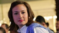 Hobinya membuat kulit Nadine sedikit menghitam dan terlihat lebih eksotis.