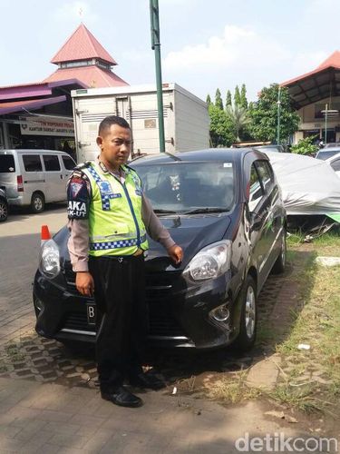 Polisi menunjukkan mobil yang dikendarai Ridho Harsono